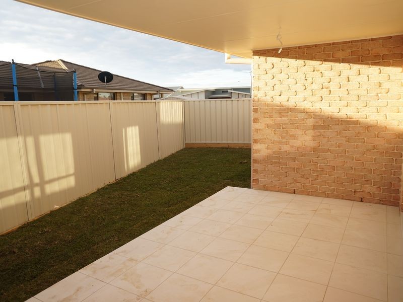 1/2 Flagtail Avenue, Old Bar NSW 2430