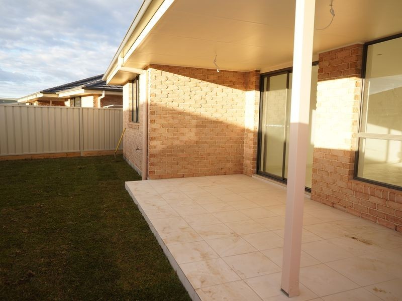 1/2 Flagtail Avenue, Old Bar NSW 2430