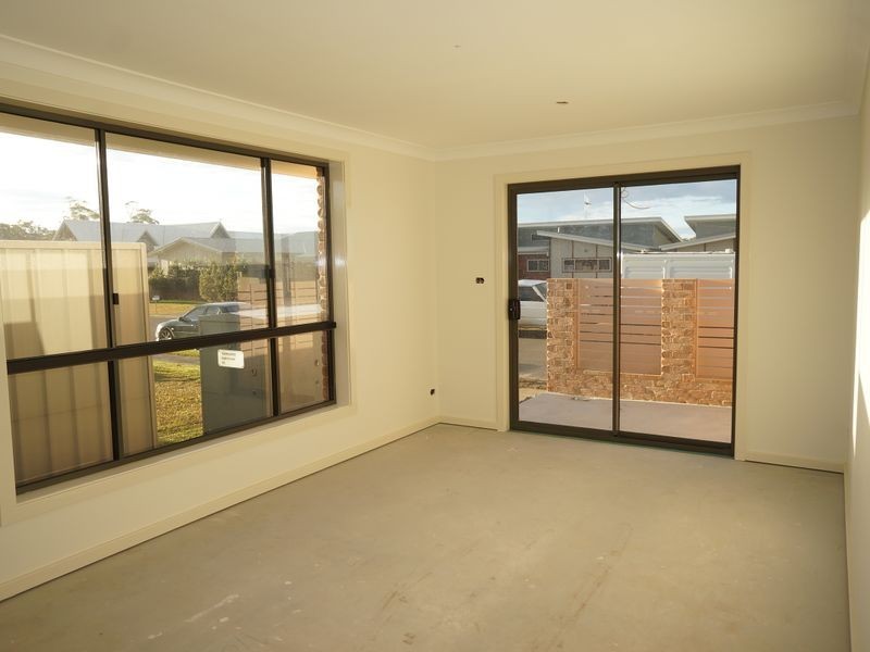 2/2 Flagtail Avenue, Old Bar NSW 2430