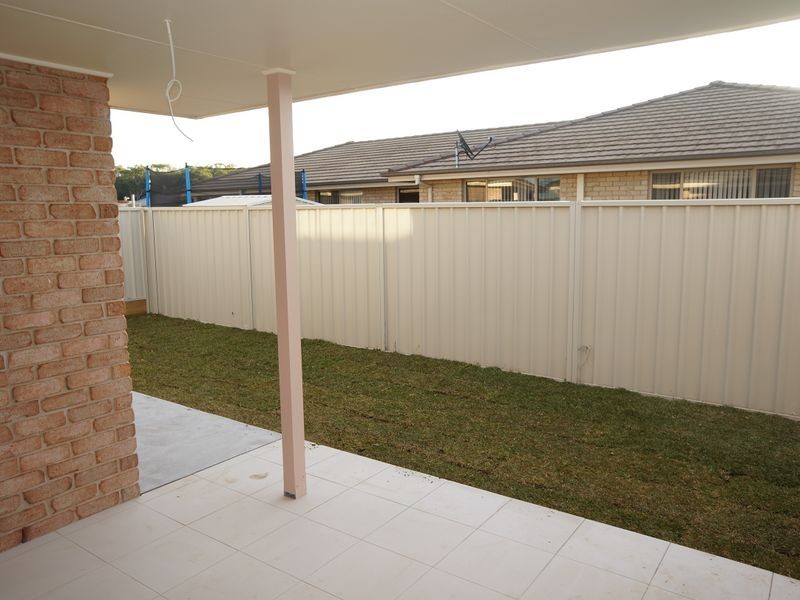 2/2 Flagtail Avenue, Old Bar NSW 2430