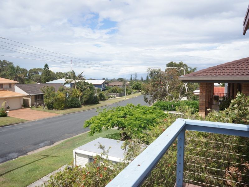 16 Old Bar Road, Old Bar NSW 2430