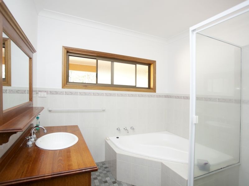 20 Kolinda Drive, Old Bar NSW 2430