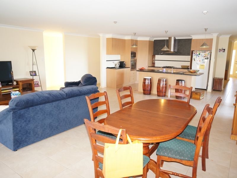 14 Rosier Place, Old Bar NSW 2430