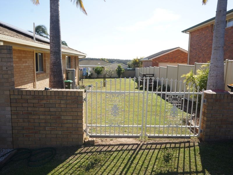 8 Laurina Close, Old Bar NSW 2430