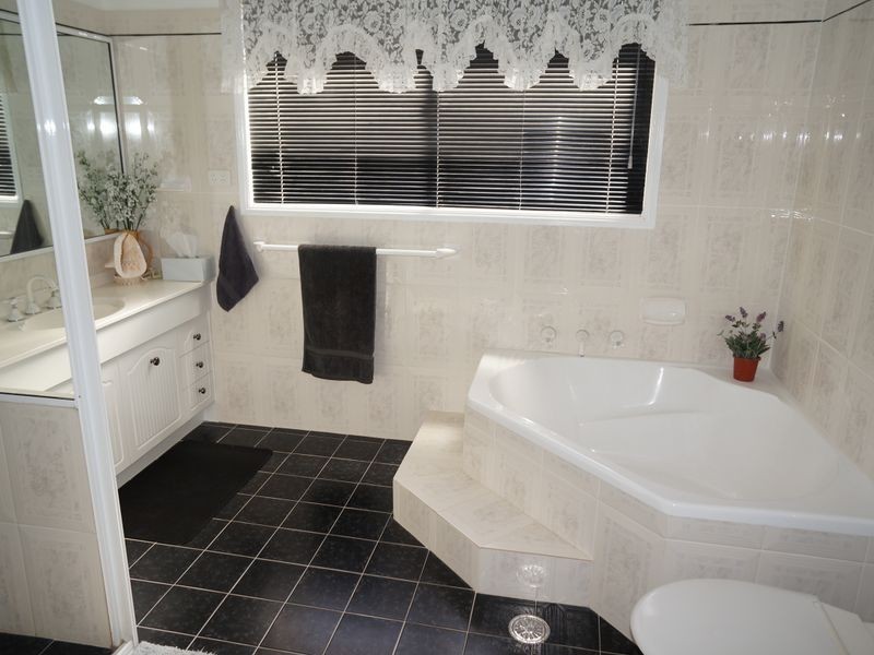 32 Carrabeen Drive, Old Bar NSW 2430