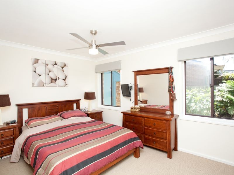 14 Oceanic Place, Old Bar NSW 2430