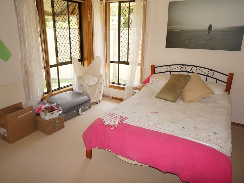 18 Oceanic Place, Old Bar NSW 2430