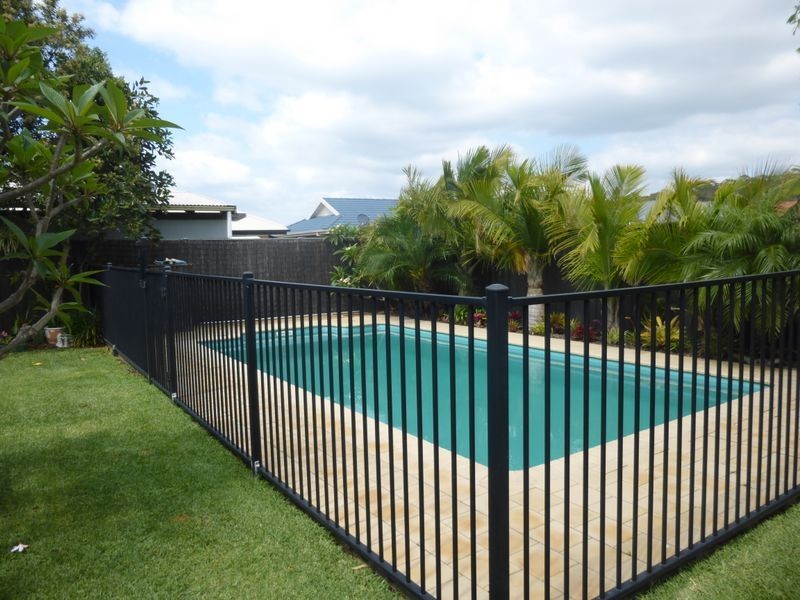 4 Bluehaven Drive, Old Bar NSW 2430