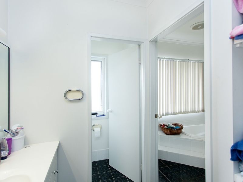 11 Laurina Close, Old Bar NSW 2430