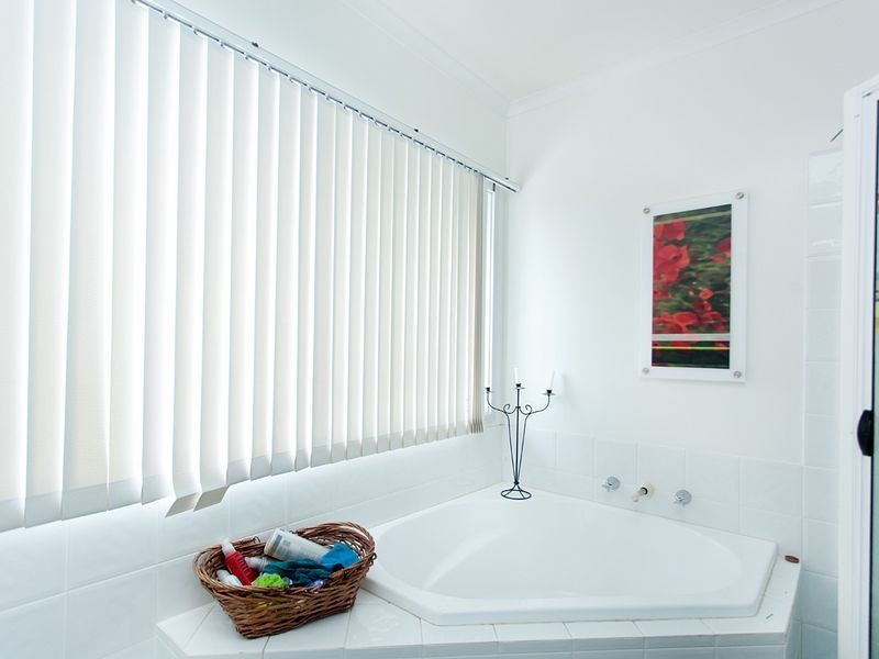 11 Laurina Close, Old Bar NSW 2430
