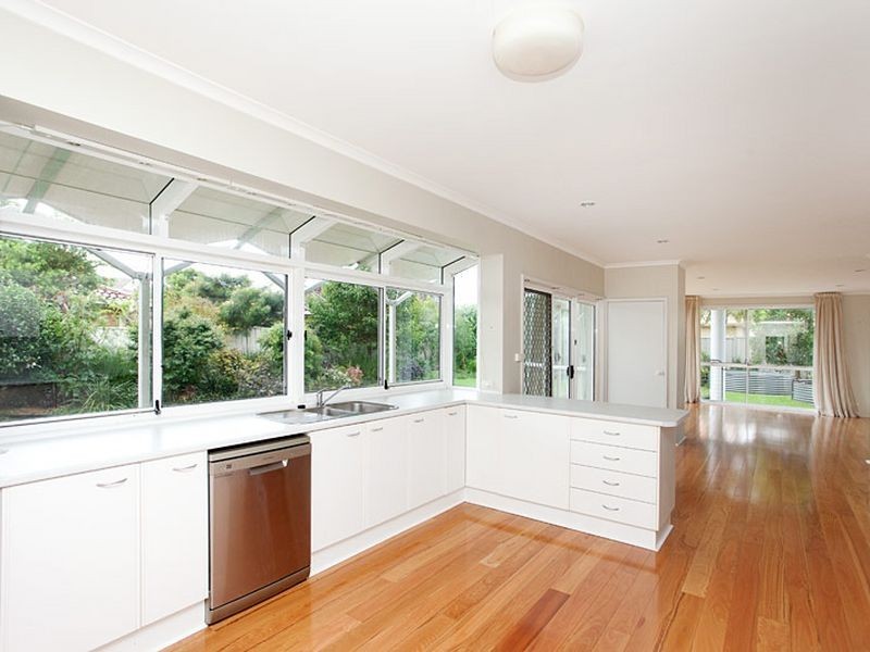 11 Laurina Close, Old Bar NSW 2430