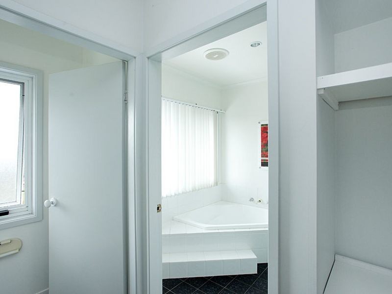 11 Laurina Close, Old Bar NSW 2430