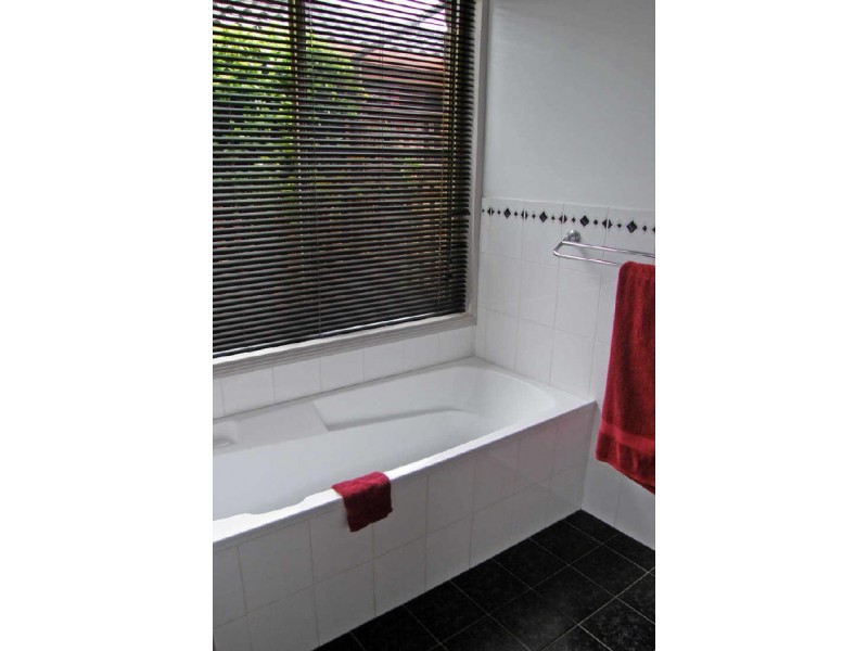 9 Oceanic Place, Old Bar NSW 2430