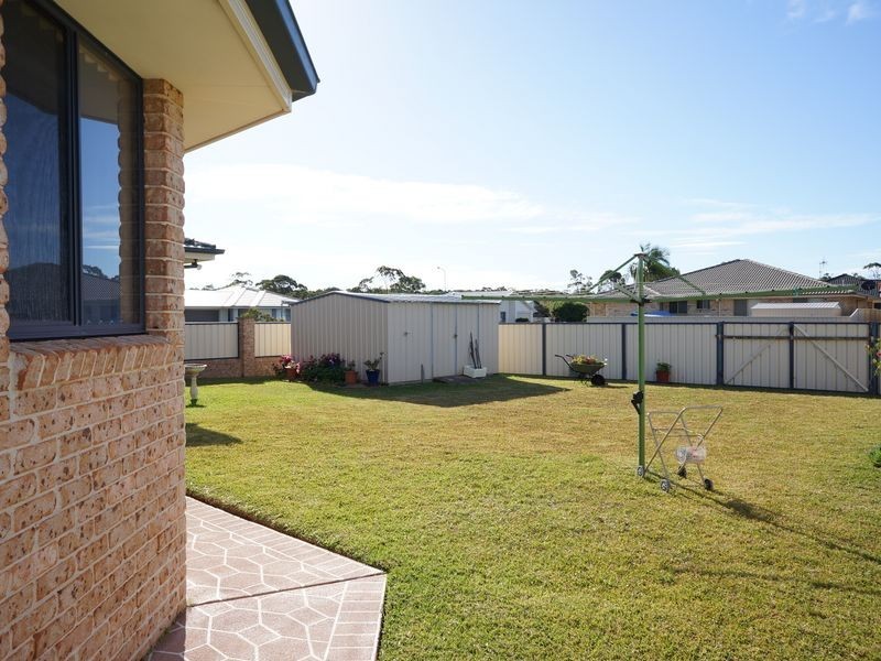 11 Bluehaven Drive, Old Bar NSW 2430