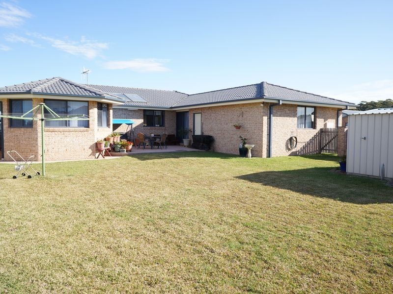 11 Bluehaven Drive, Old Bar NSW 2430