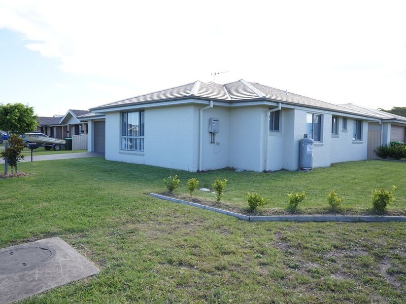 8 Bluehaven Drive, Old Bar NSW 2430