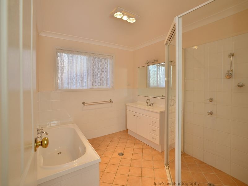 4 Lewis Street, Old Bar NSW 2430