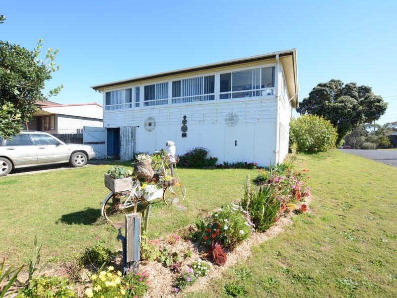 1 Lewis Street, Old Bar NSW 2430