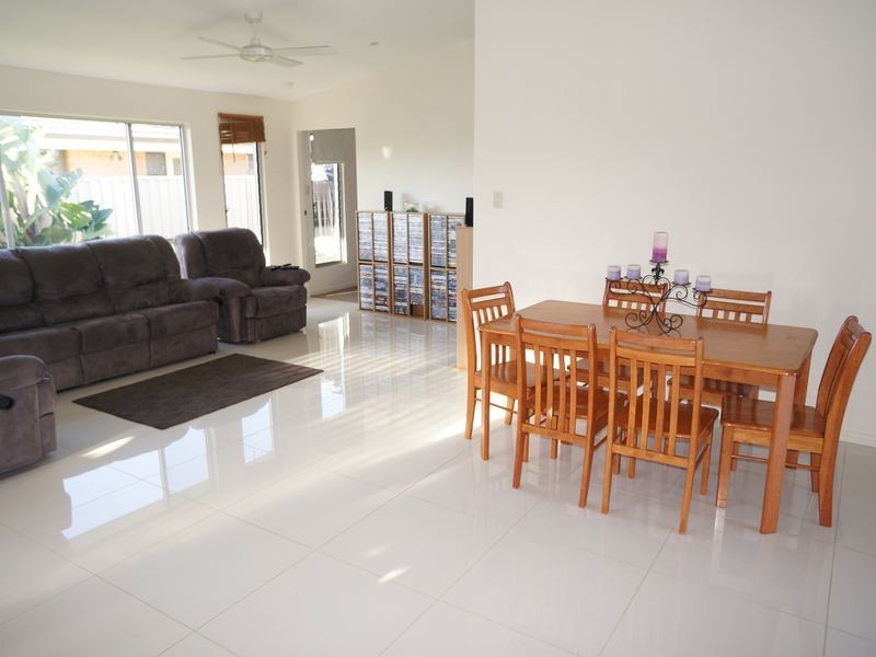 1 Flagtail Avenue, Old Bar NSW 2430