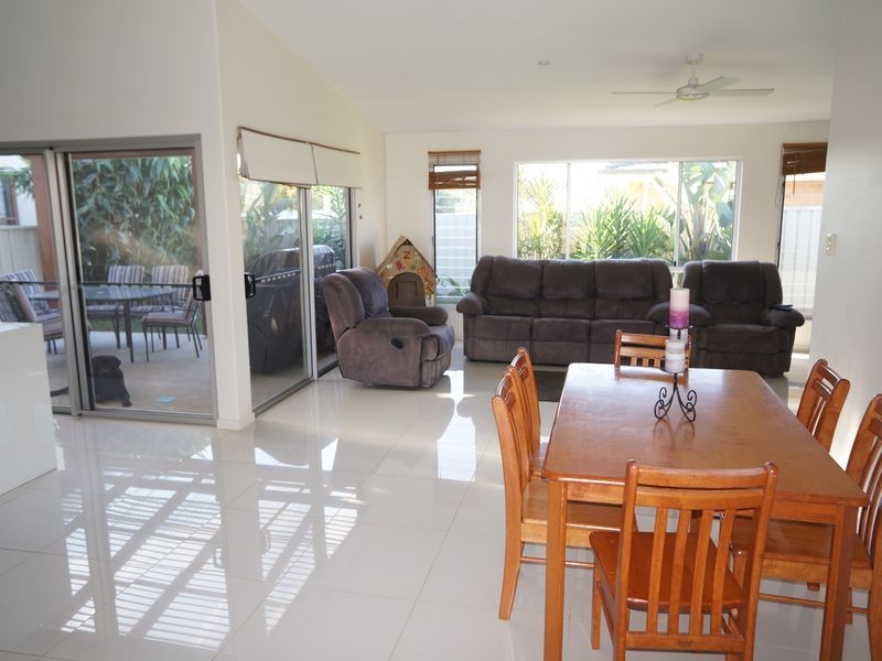 1 Flagtail Avenue, Old Bar NSW 2430