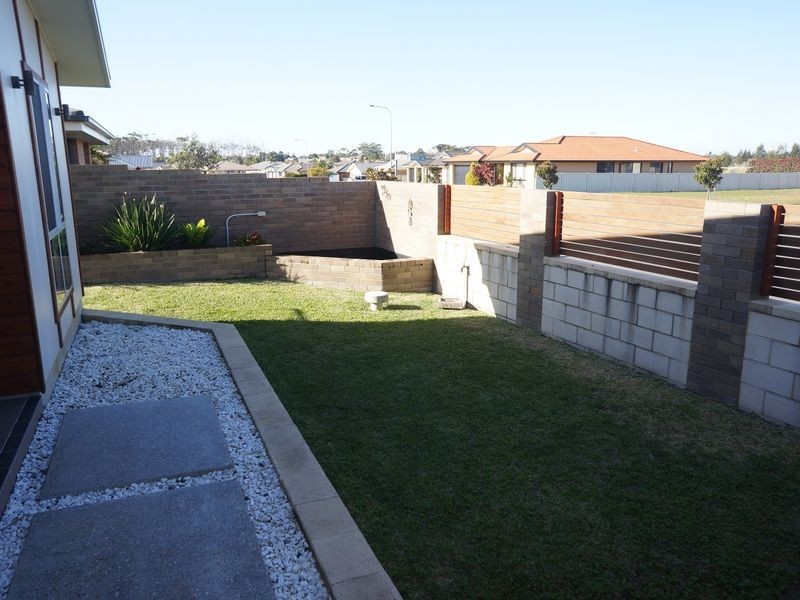 1 Flagtail Avenue, Old Bar NSW 2430
