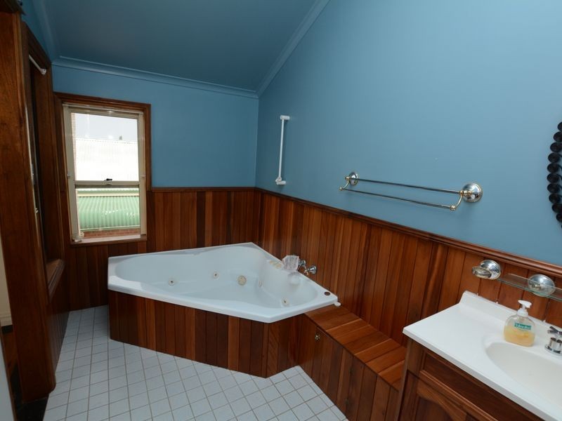 5 Laurina Close, Old Bar NSW 2430