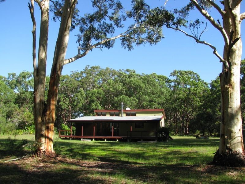 186 Beach Road, Mitchells Island NSW 2430