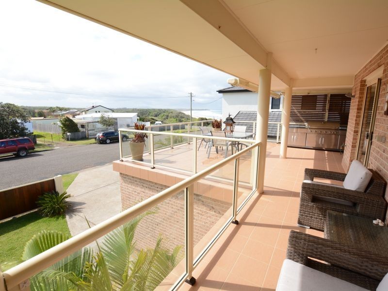 2 Pacific Street, Wallabi Point NSW 2430