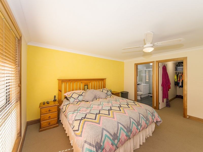 8 Rosier Place, Old Bar NSW 2430