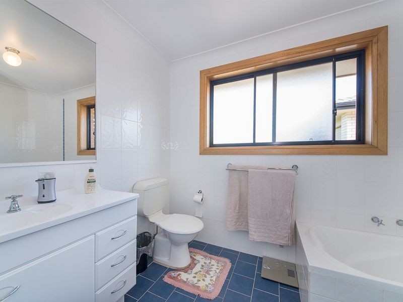 8 Rosier Place, Old Bar NSW 2430