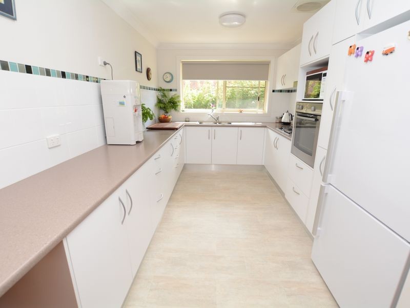 8 Laurina Close, Old Bar NSW 2430