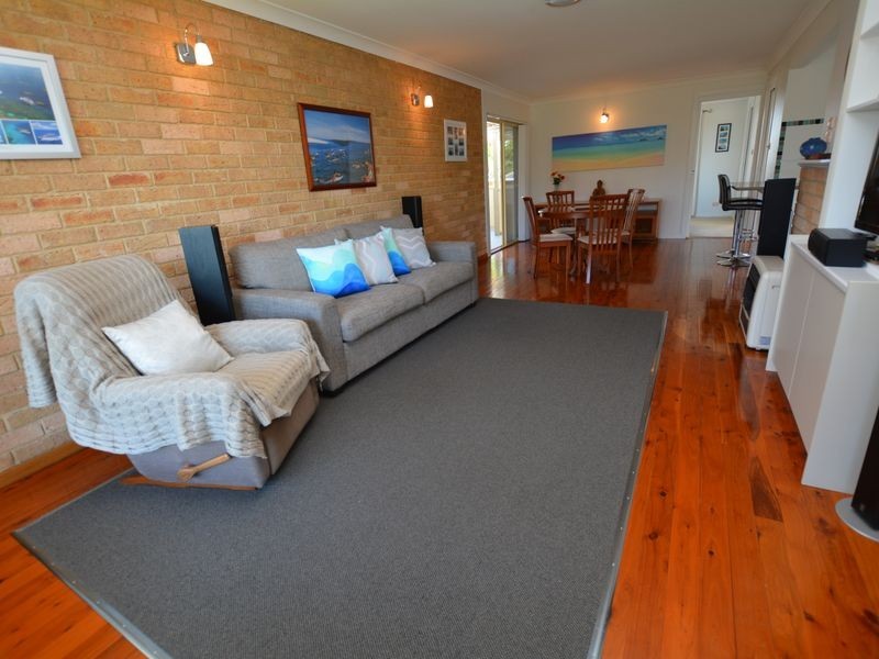 8 Laurina Close, Old Bar NSW 2430