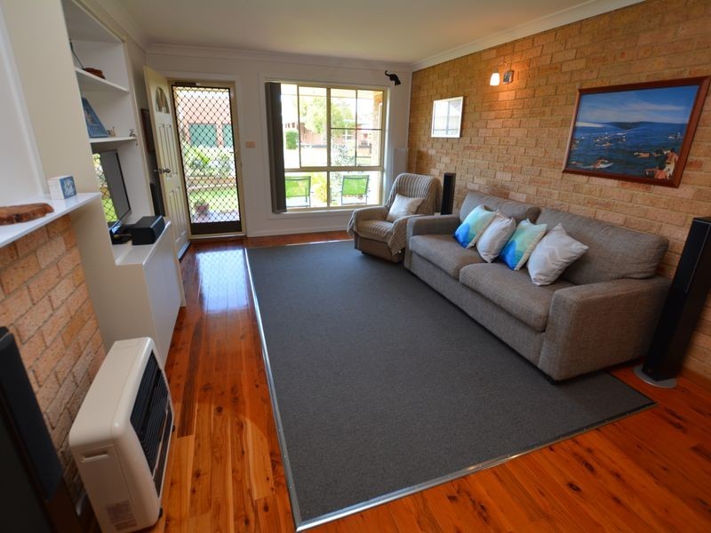 8 Laurina Close, Old Bar NSW 2430