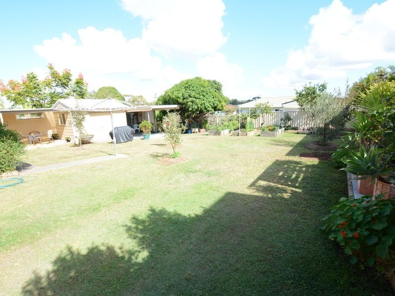 8 Laurina Close, Old Bar NSW 2430