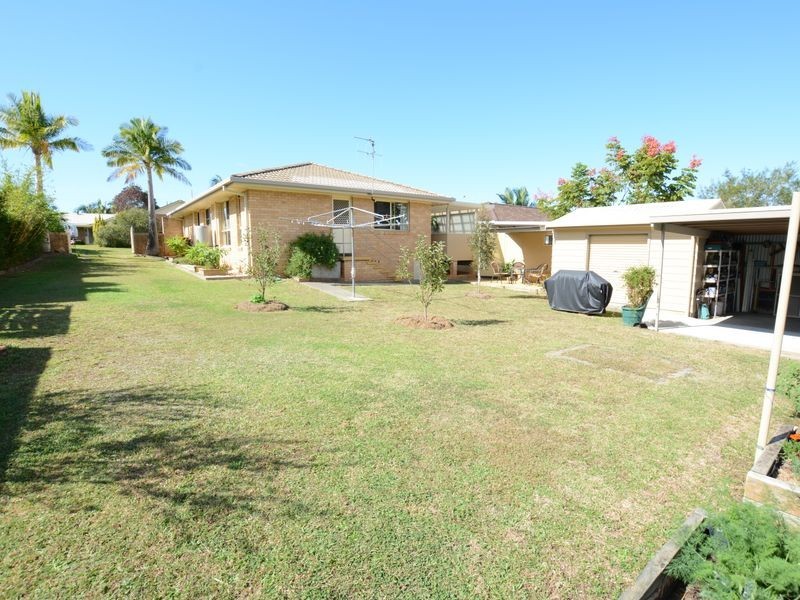 8 Laurina Close, Old Bar NSW 2430
