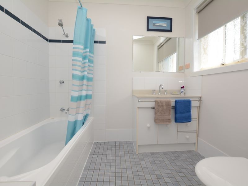 8 Laurina Close, Old Bar NSW 2430