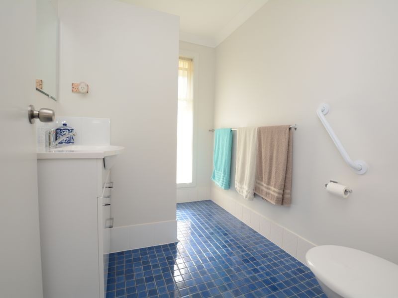 8 Laurina Close, Old Bar NSW 2430