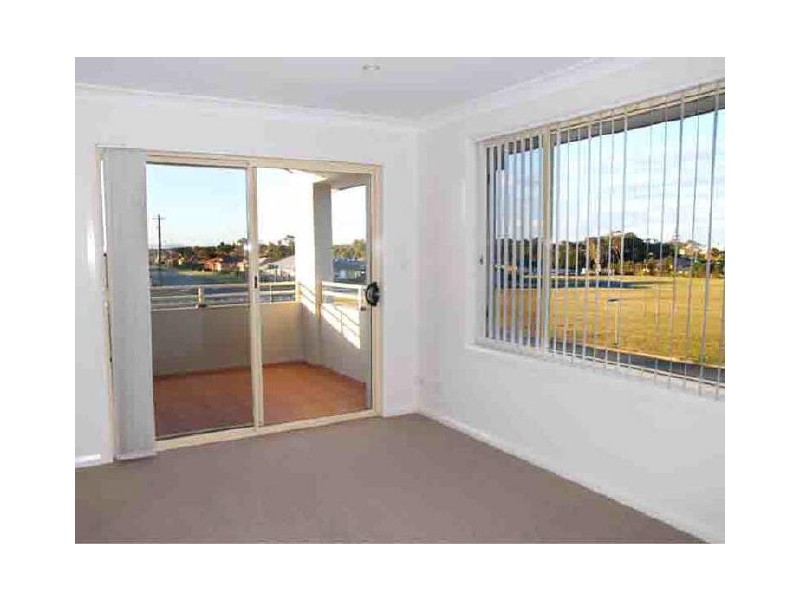 3/2 Mistral Place, Old Bar NSW 2430