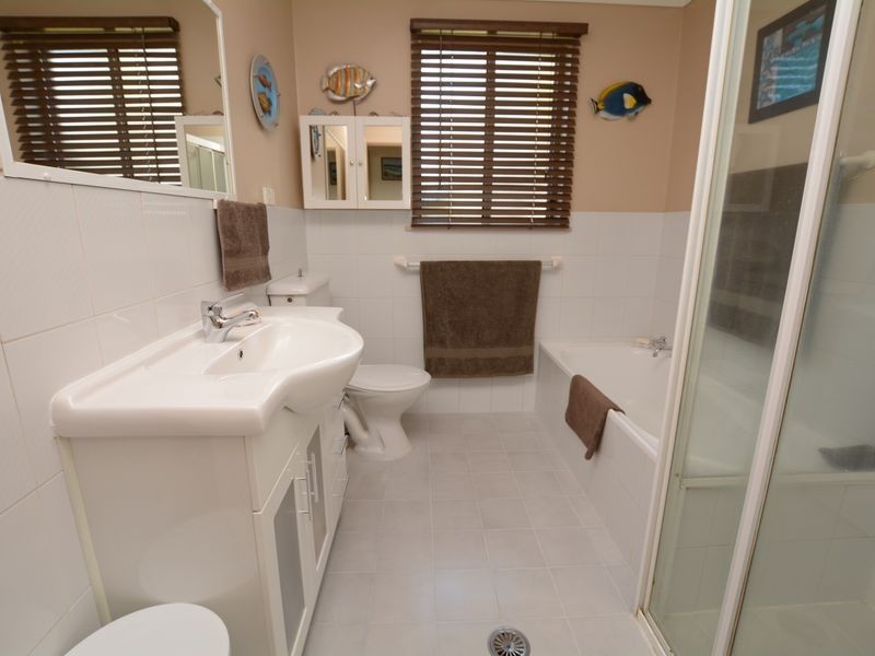 1/5 Osprey Avenue, Old Bar NSW 2430