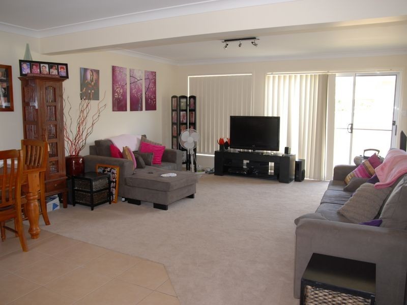 2/12 Connell Street, Old Bar NSW 2430
