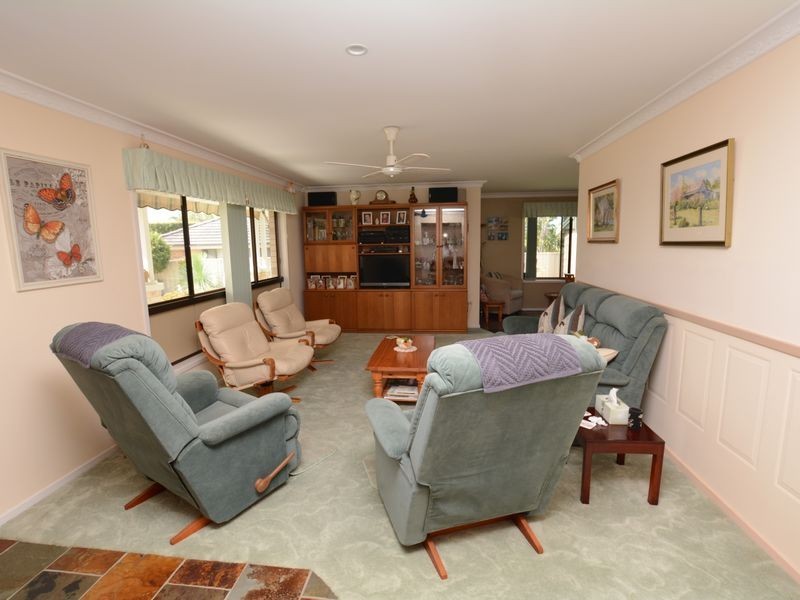 6 Silky Ash Close, Old Bar NSW 2430