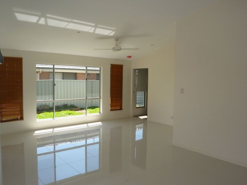 1 Flagtail Avenue, Old Bar NSW 2430
