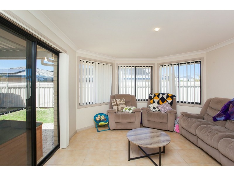 7 Yellowfin Avenue, Old Bar NSW 2430