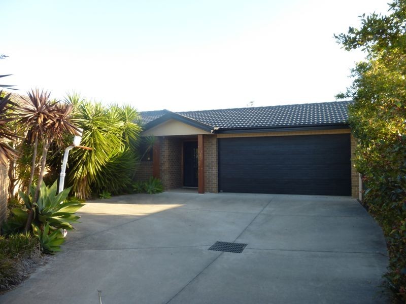 2/11 Yellowfin Avenue, Old Bar NSW 2430