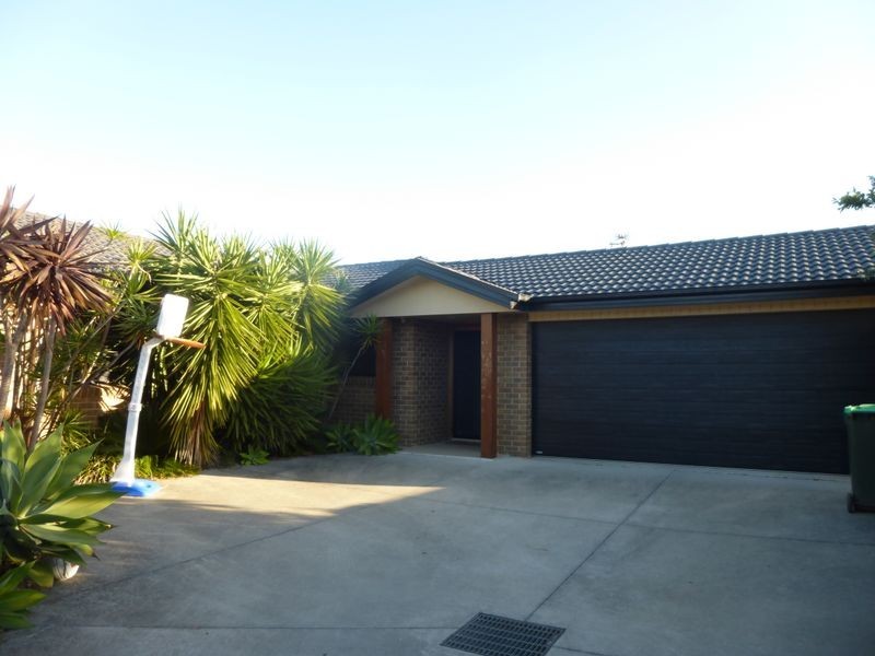 2/11 Yellowfin Avenue, Old Bar NSW 2430