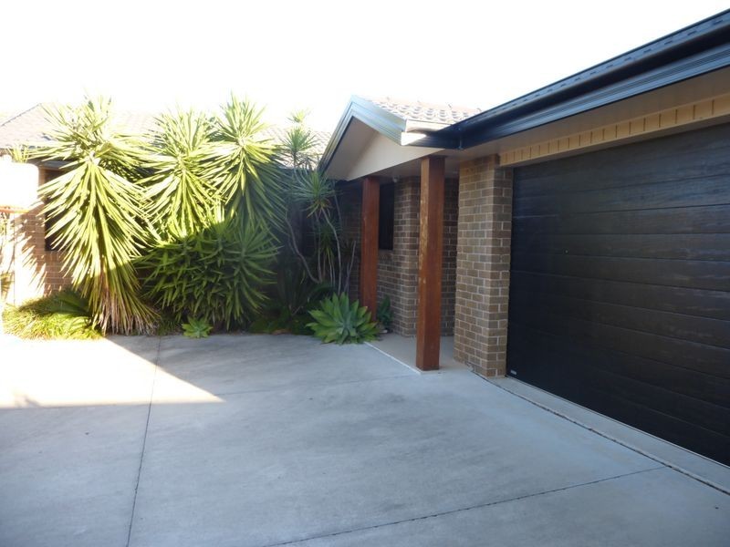 2/11 Yellowfin Avenue, Old Bar NSW 2430