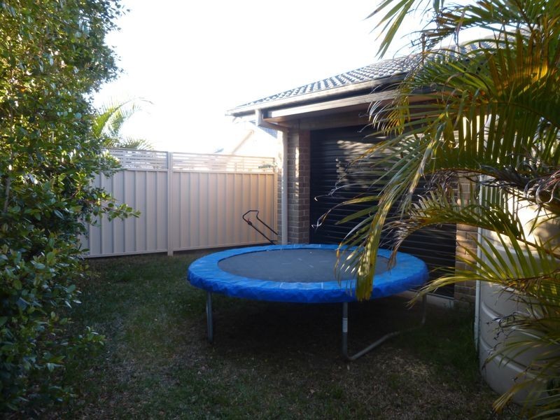 2/11 Yellowfin Avenue, Old Bar NSW 2430