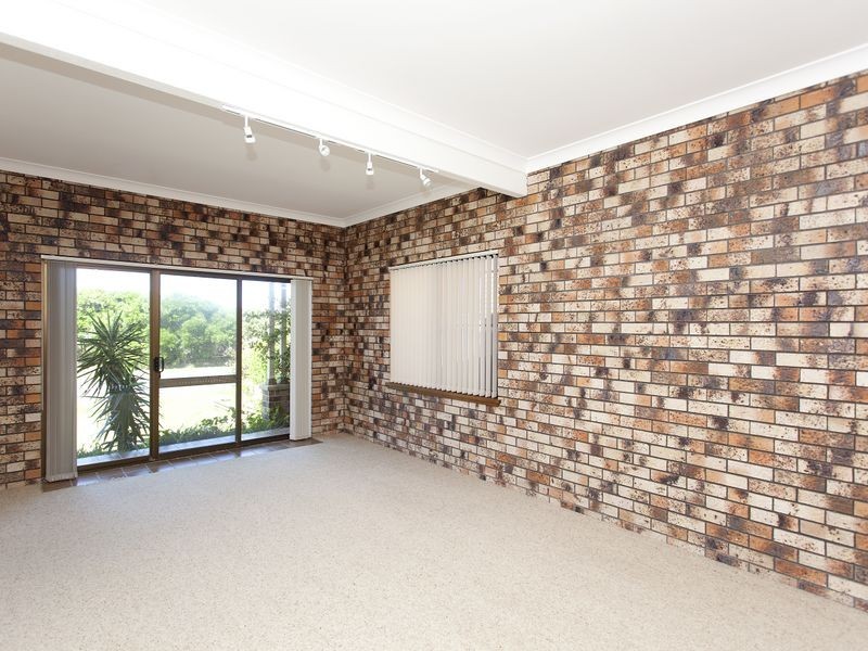 35 Pacific Parade, Old Bar NSW 2430