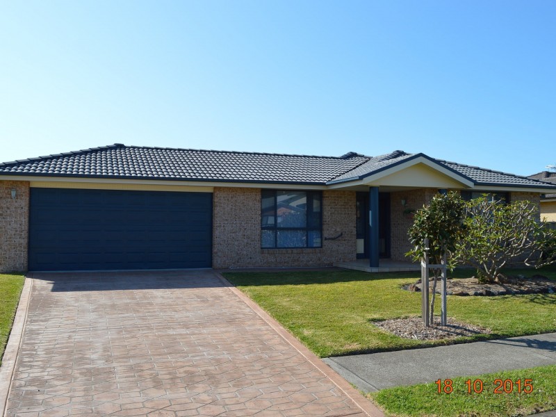 11 Bluehaven Drive, Old Bar NSW 2430