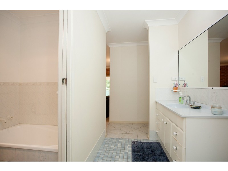 30 Kolinda Drive, Old Bar NSW 2430